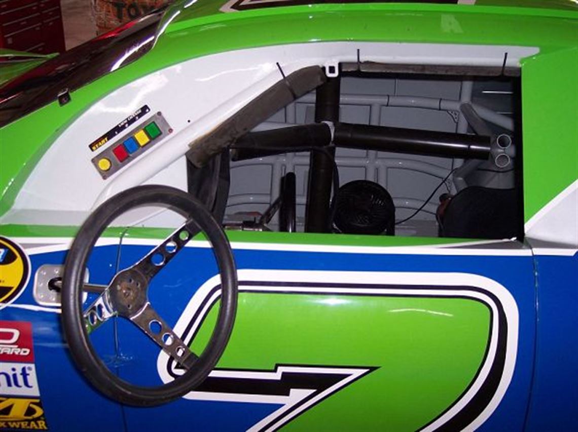 2006-ford-nascar-video-game-simulator-video-g