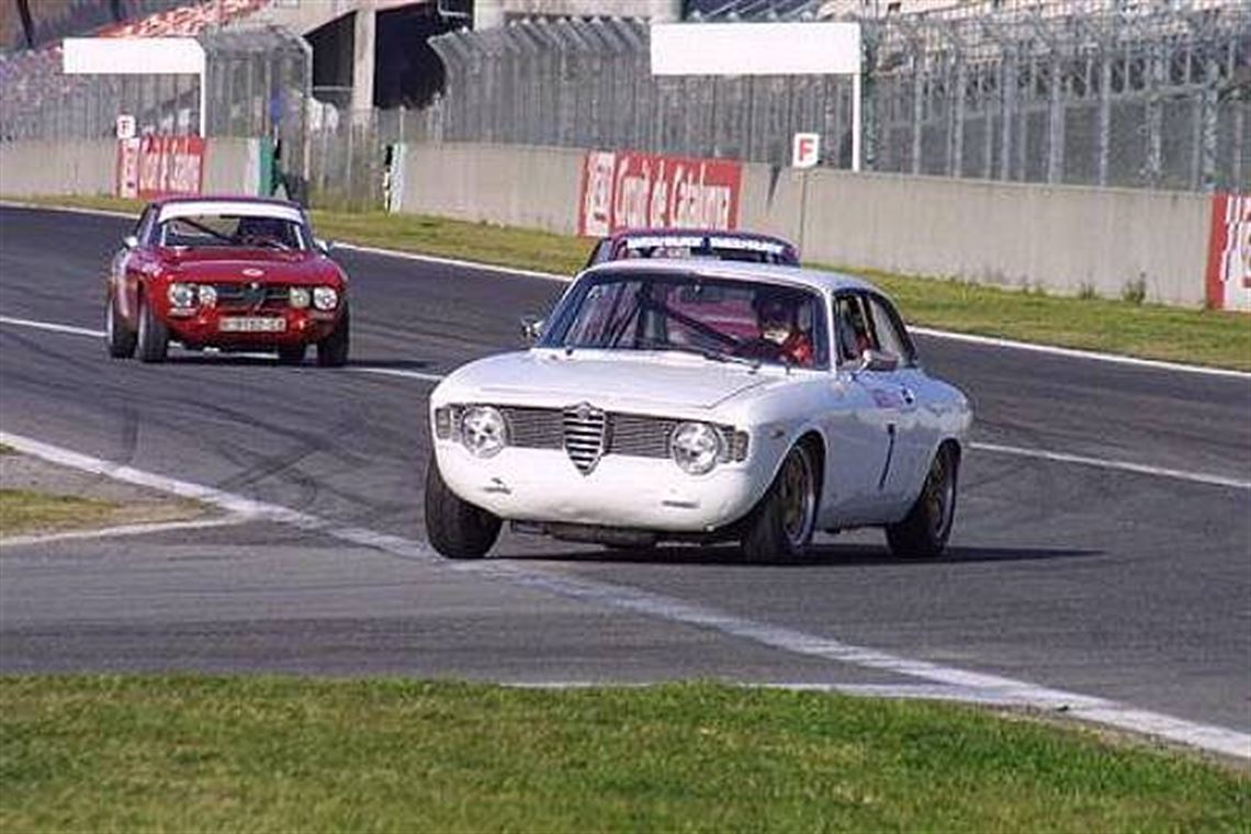 1964-alfa-romeo-guilia-gt-historic-race-car