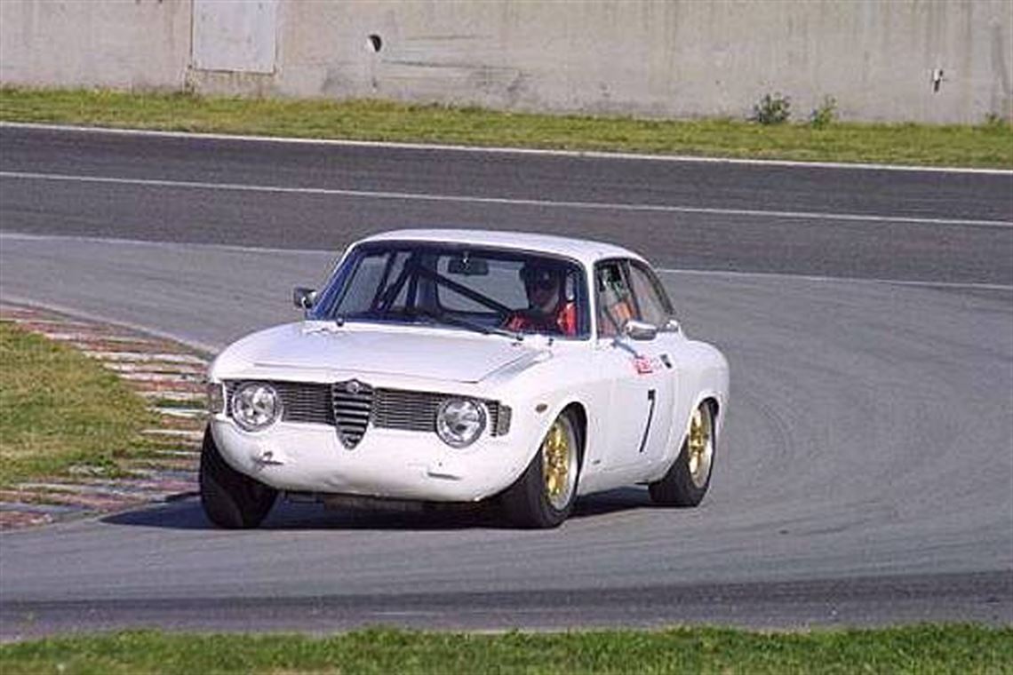 1964-alfa-romeo-guilia-gt-historic-race-car