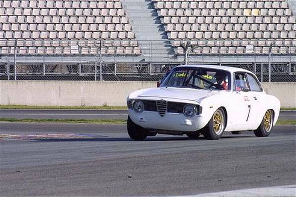 1964-alfa-romeo-guilia-gt-historic-race-car