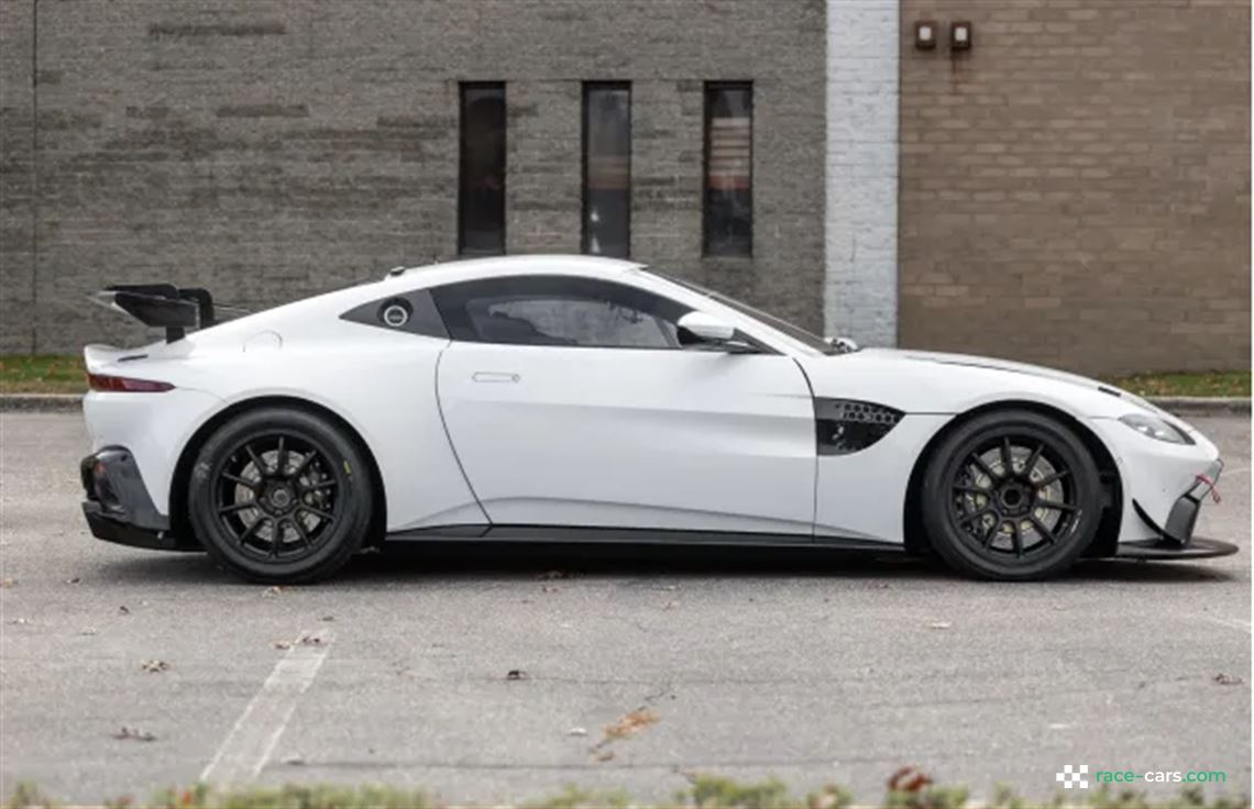 2023-aston-martin-vantage-gt4