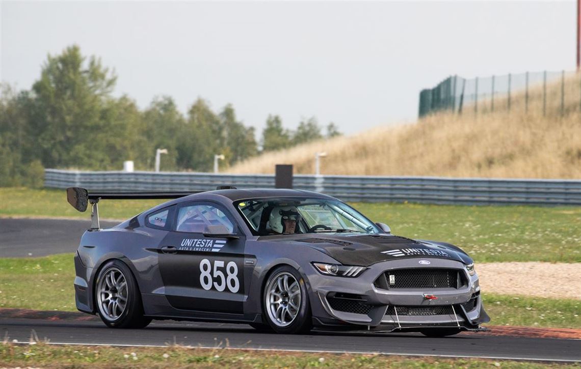 ford-mustang-gt4