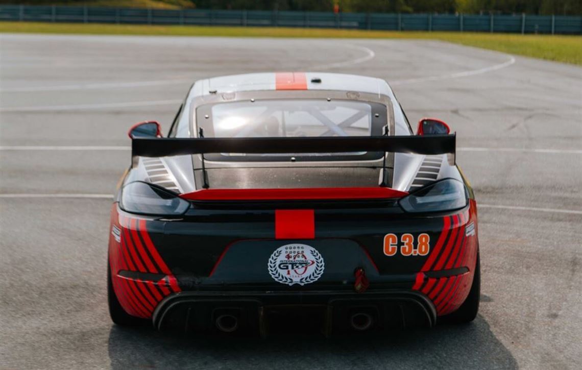 2019-porsche-718-gt4-clubsport-mr-w-big-spare